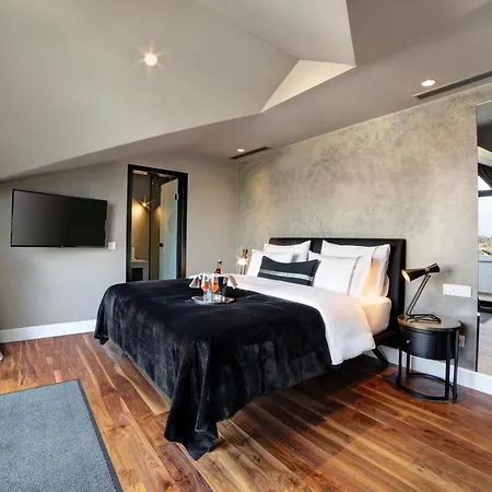 39 Kalamis Marina & Restaurant Hotel 3*